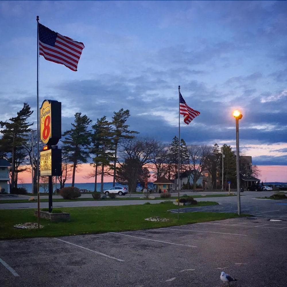 Super 8 By Wyndham Bridgeview Of Mackinaw Stadt Exterior foto
