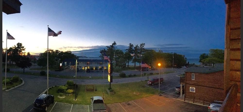 Super 8 By Wyndham Bridgeview Of Mackinaw Stadt Exterior foto