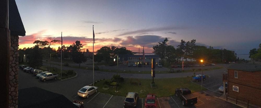 Super 8 By Wyndham Bridgeview Of Mackinaw Stadt Exterior foto