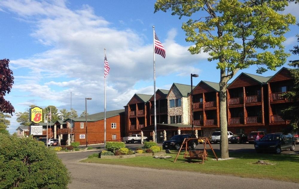 Super 8 By Wyndham Bridgeview Of Mackinaw Stadt Exterior foto