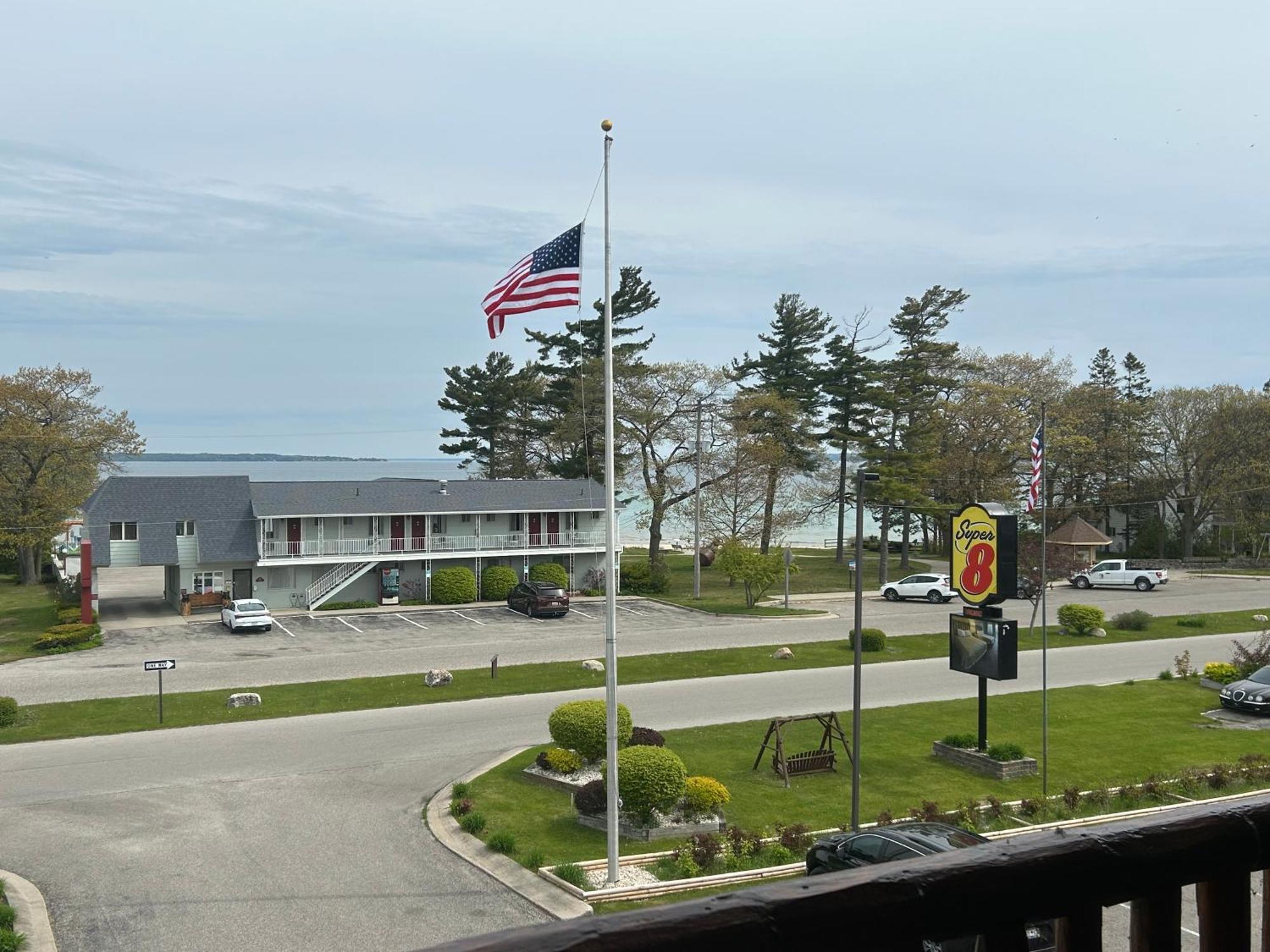 Super 8 By Wyndham Bridgeview Of Mackinaw Stadt Exterior foto