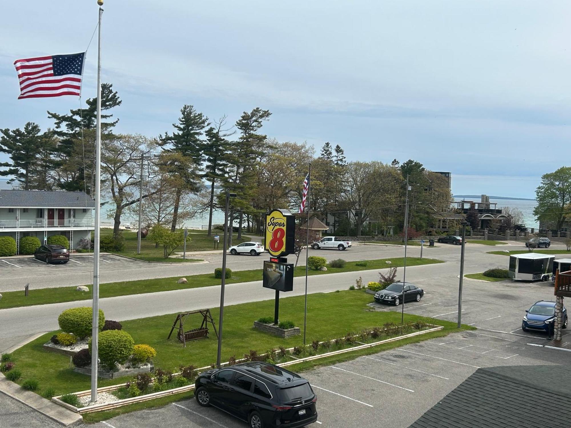 Super 8 By Wyndham Bridgeview Of Mackinaw Stadt Exterior foto