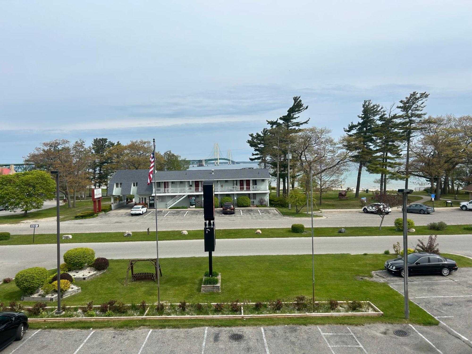 Super 8 By Wyndham Bridgeview Of Mackinaw Stadt Exterior foto