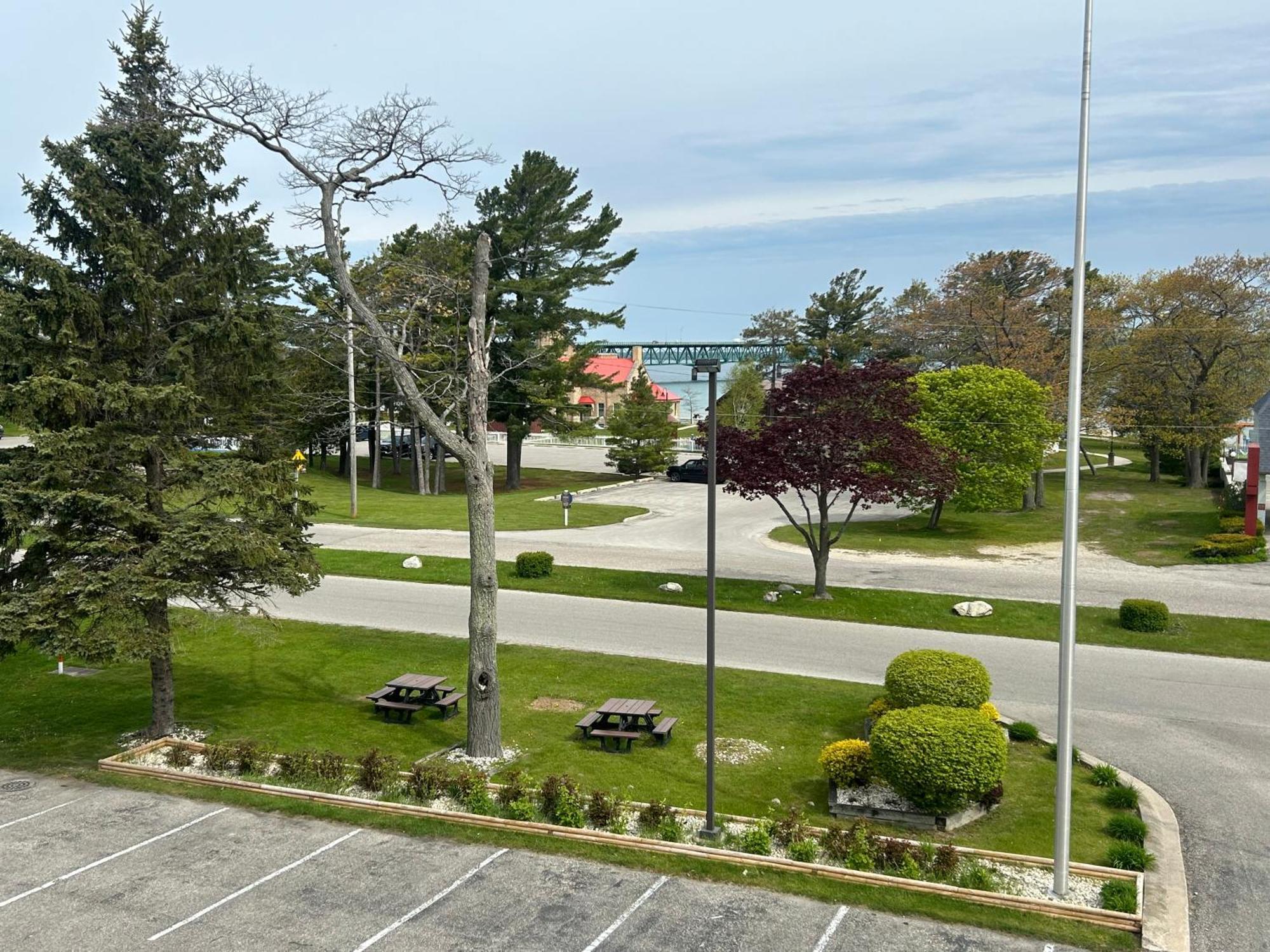Super 8 By Wyndham Bridgeview Of Mackinaw Stadt Exterior foto
