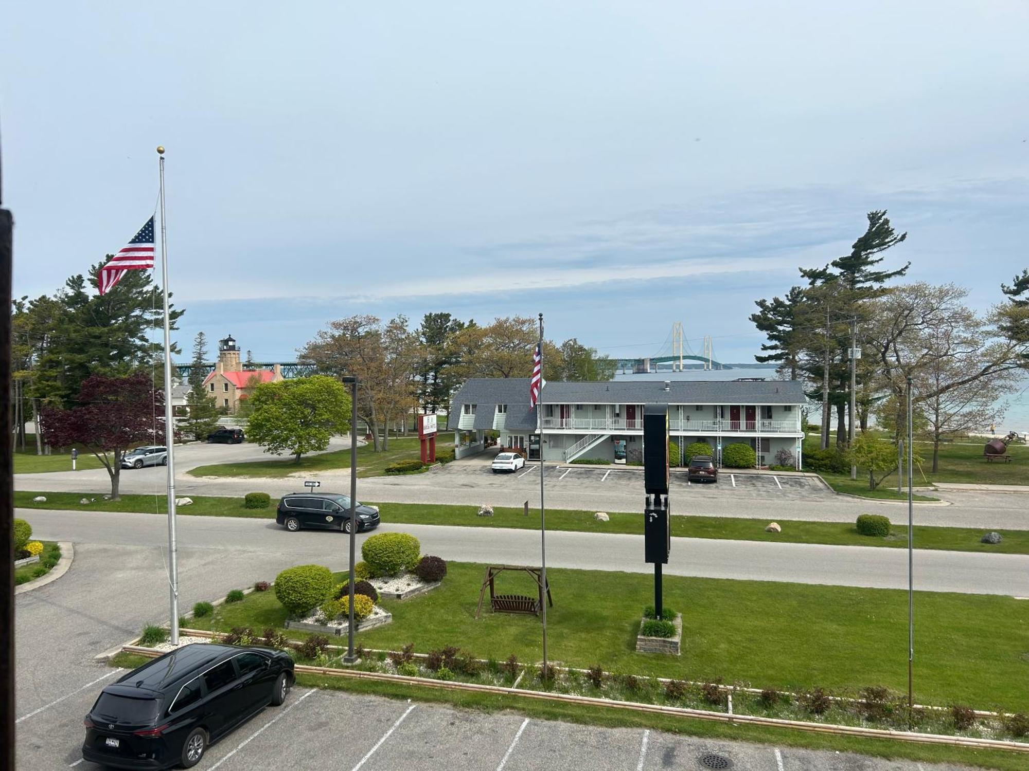 Super 8 By Wyndham Bridgeview Of Mackinaw Stadt Exterior foto