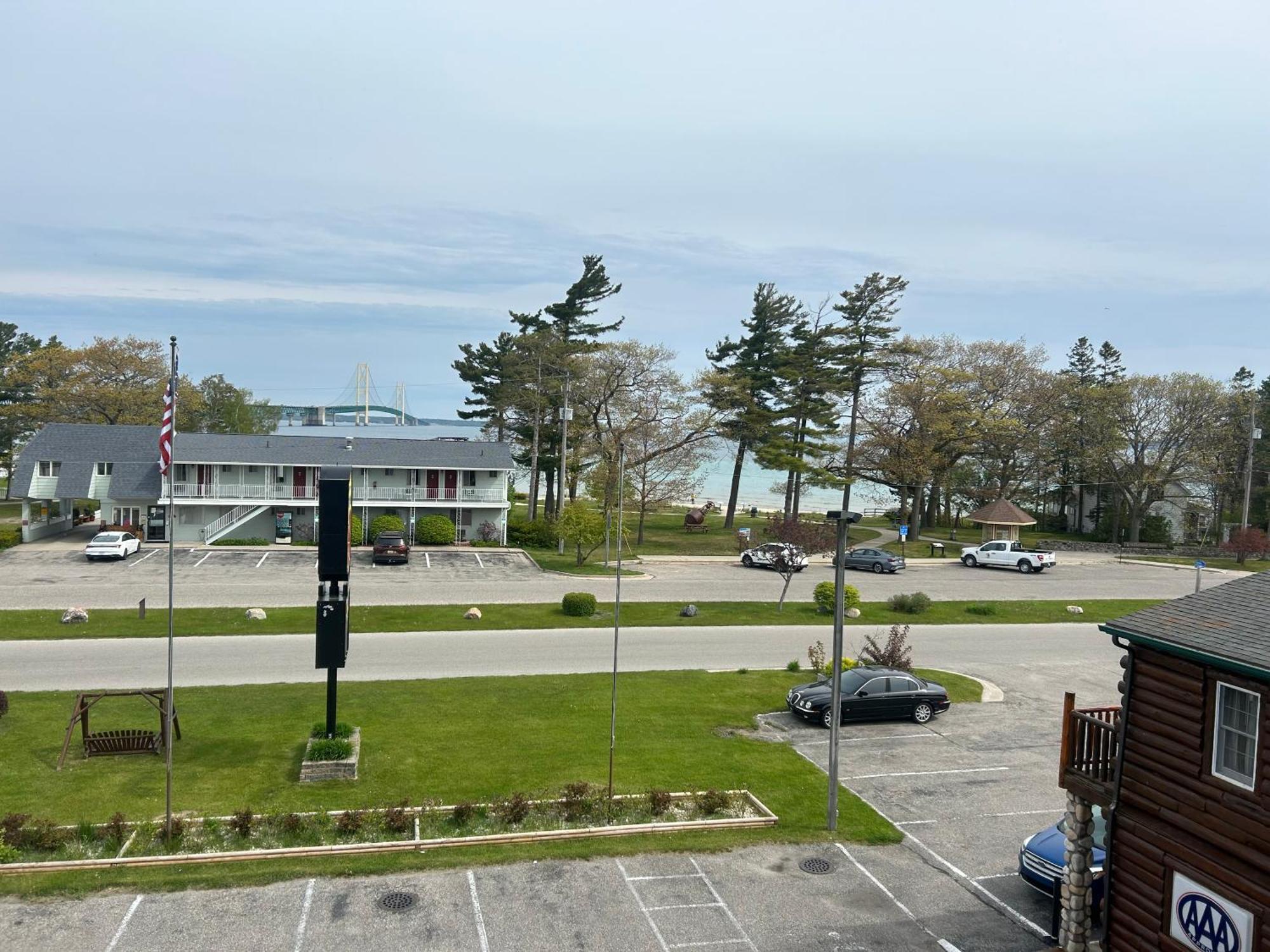 Super 8 By Wyndham Bridgeview Of Mackinaw Stadt Exterior foto