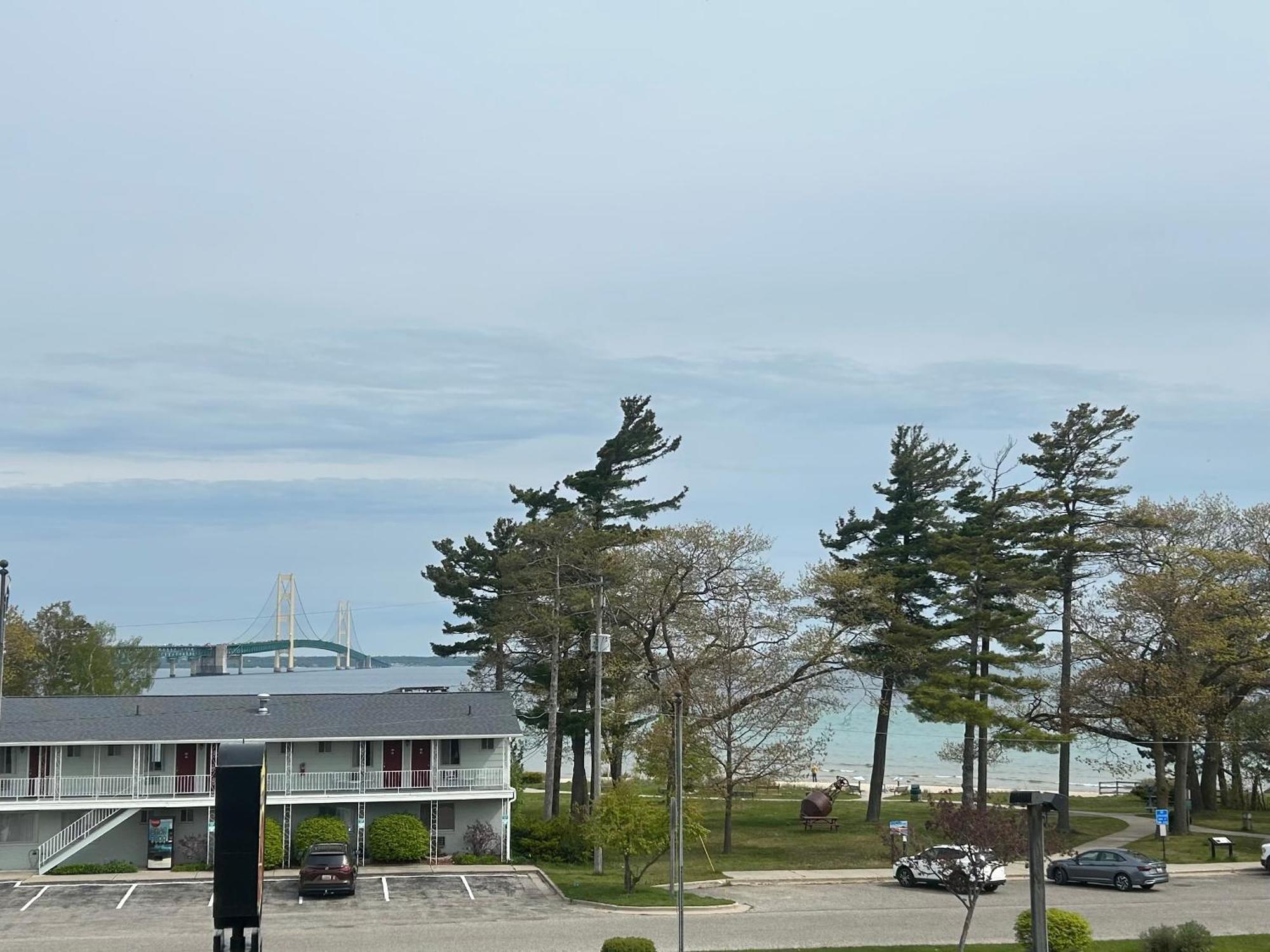 Super 8 By Wyndham Bridgeview Of Mackinaw Stadt Exterior foto