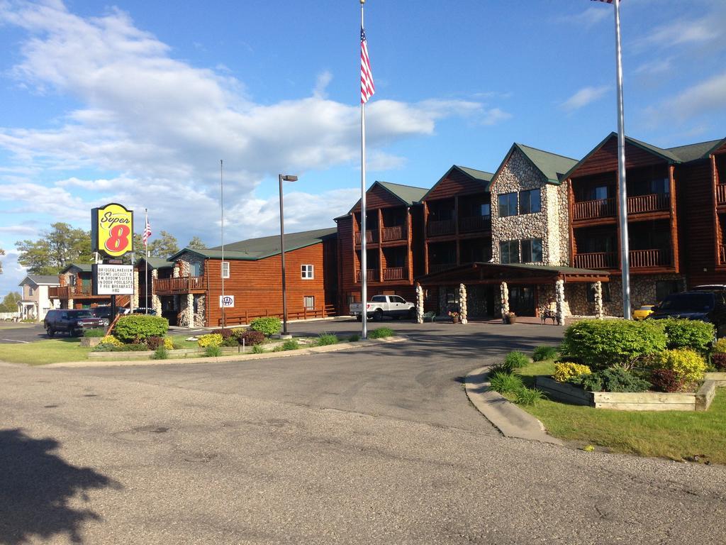 Super 8 By Wyndham Bridgeview Of Mackinaw Stadt Exterior foto